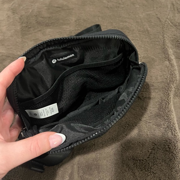 EUC lululemon puffy black belt bag - Picture 3 of 3